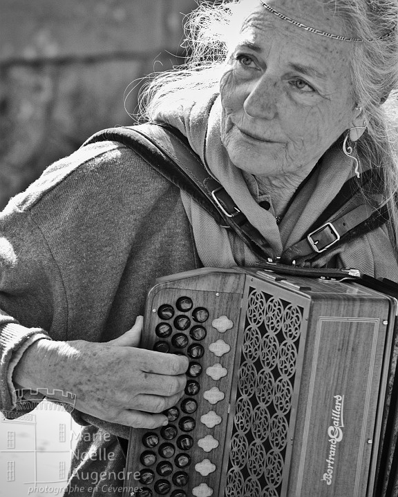 Femme à l'accordéon