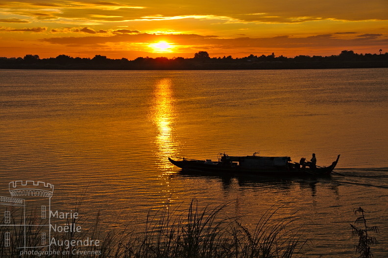 Lever de soleil sur la rivière Tonlé Sap